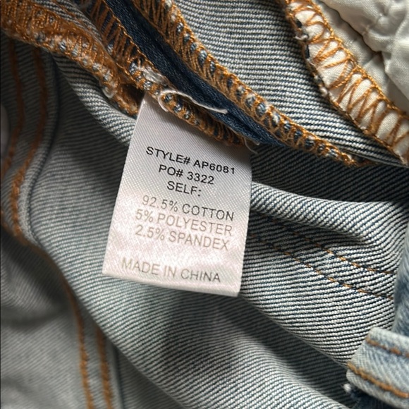 Vintage 70's look flare leg jean in a two tone wash and a high rise - Picture 5 of 5